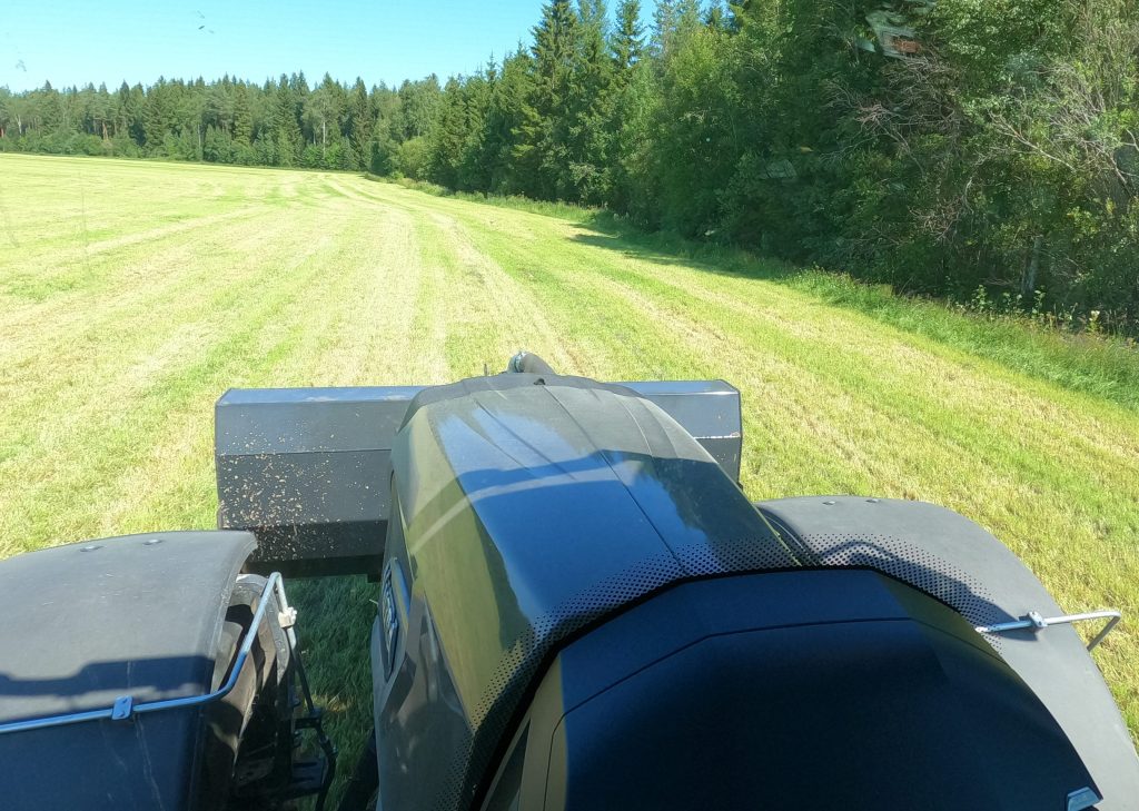 F-serie etusäiliö ei häiritse näkökenttää peltoajossa